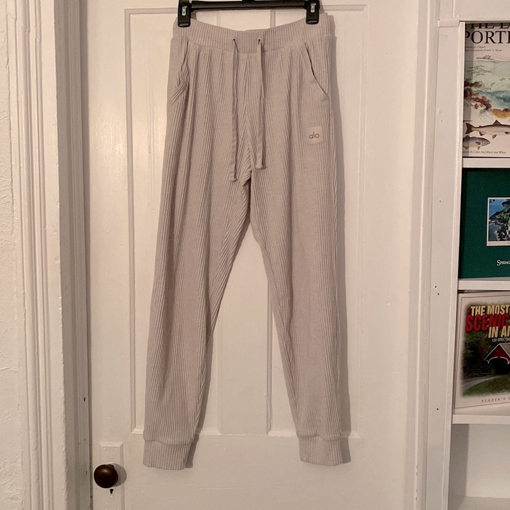 Alo yoga lounge pants